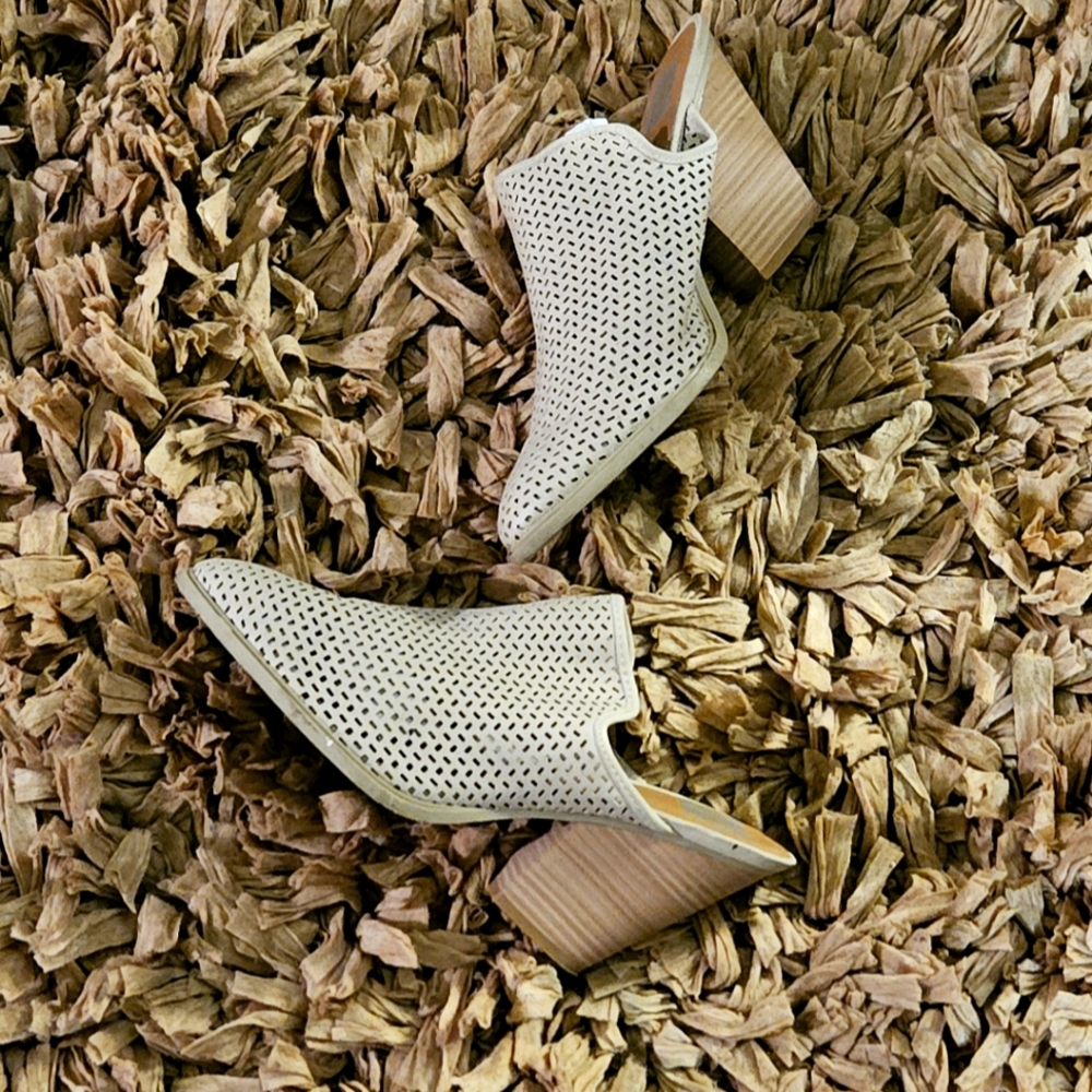 Like New Dolce Vita Laser Cute Leather Mules sz 10